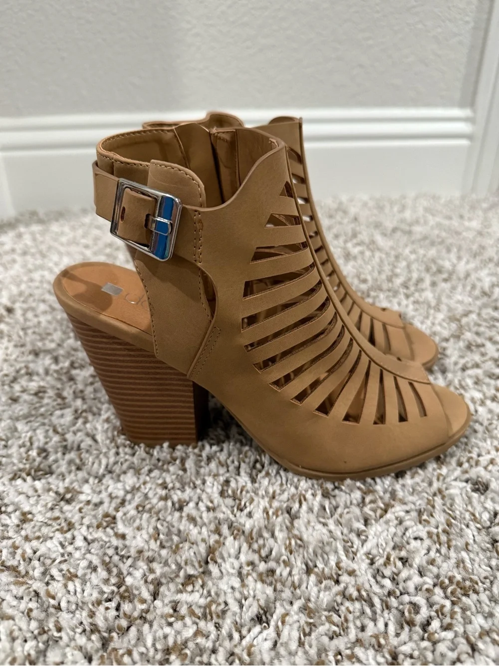 Women’s Cutout Peep-Toe Block Heel Sandals in Tan